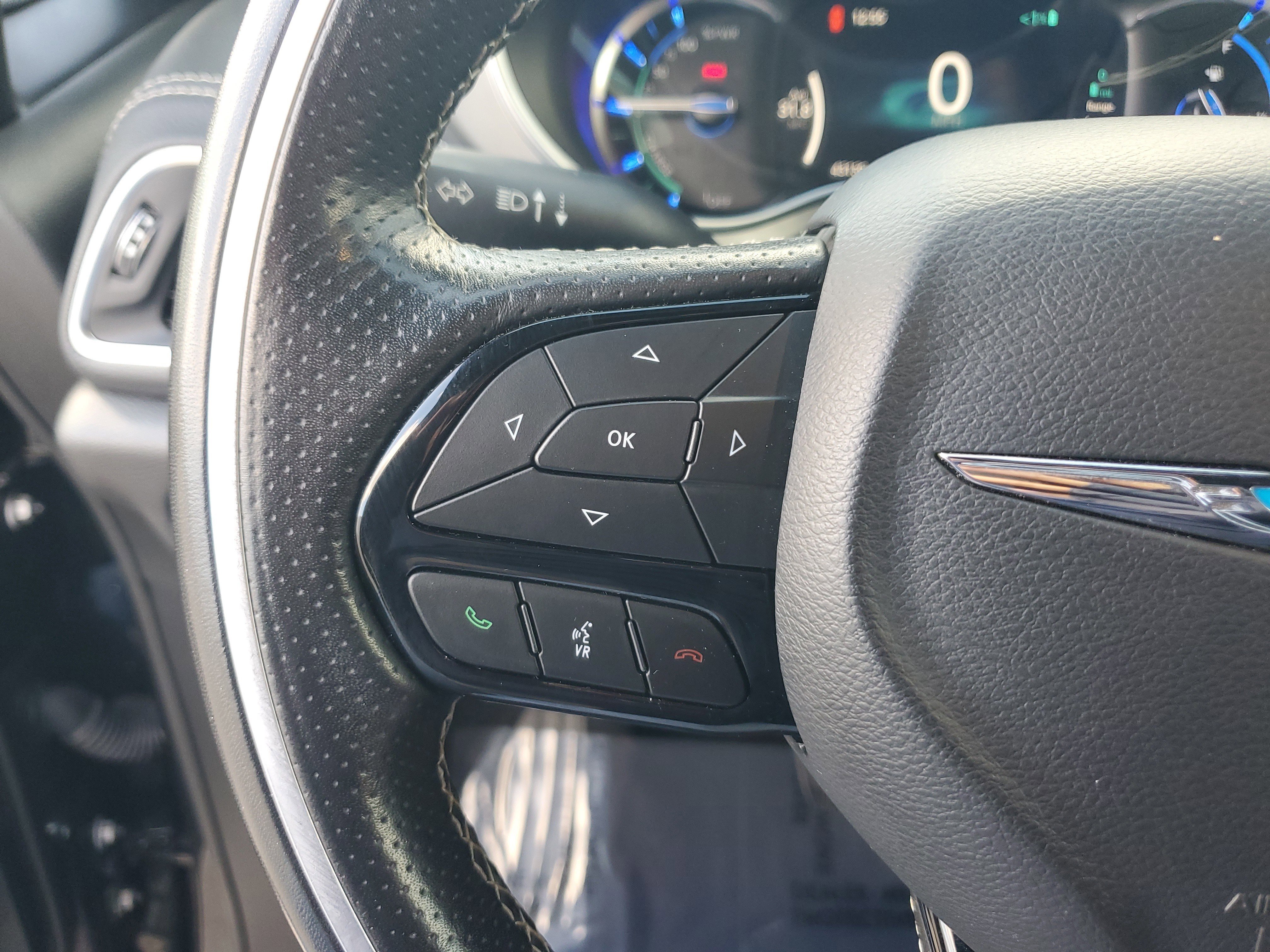 Used 2021 Chrysler Pacifica Limited w/ Uconnect Theater Family Group image 23