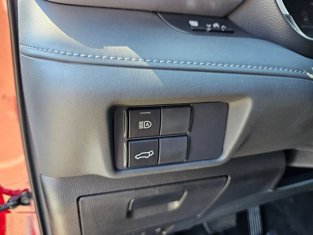Used 2021 Toyota Highlander XLE AWD/4WD image 18
