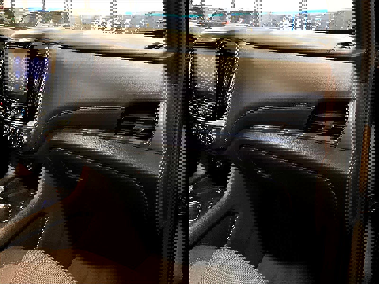 Used 2023 Chevrolet Traverse LT image 13