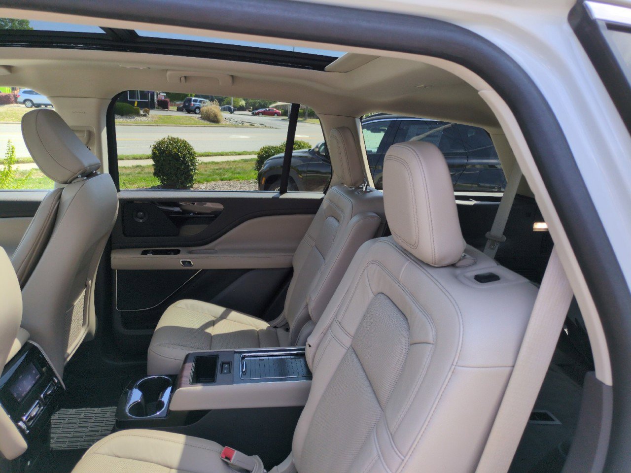 Used 2022 Lincoln Aviator Reserve w/ Equipment Group 201A RWD image 37