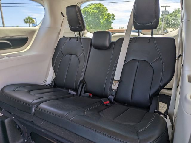 Used 2023 Chrysler Pacifica Touring-L FWD image 16