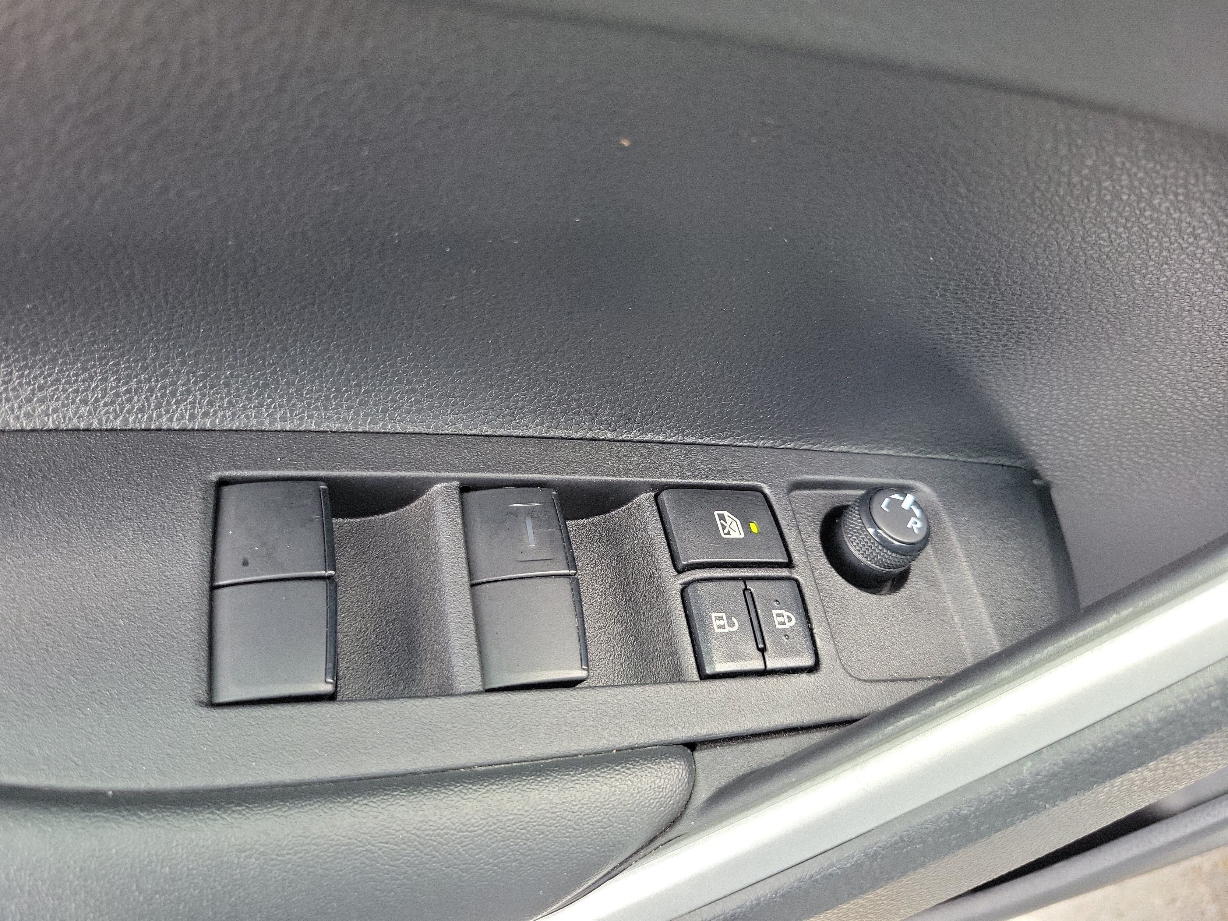 Used 2024 Toyota Corolla Cross LE w/ Moonroof Package FWD image 25