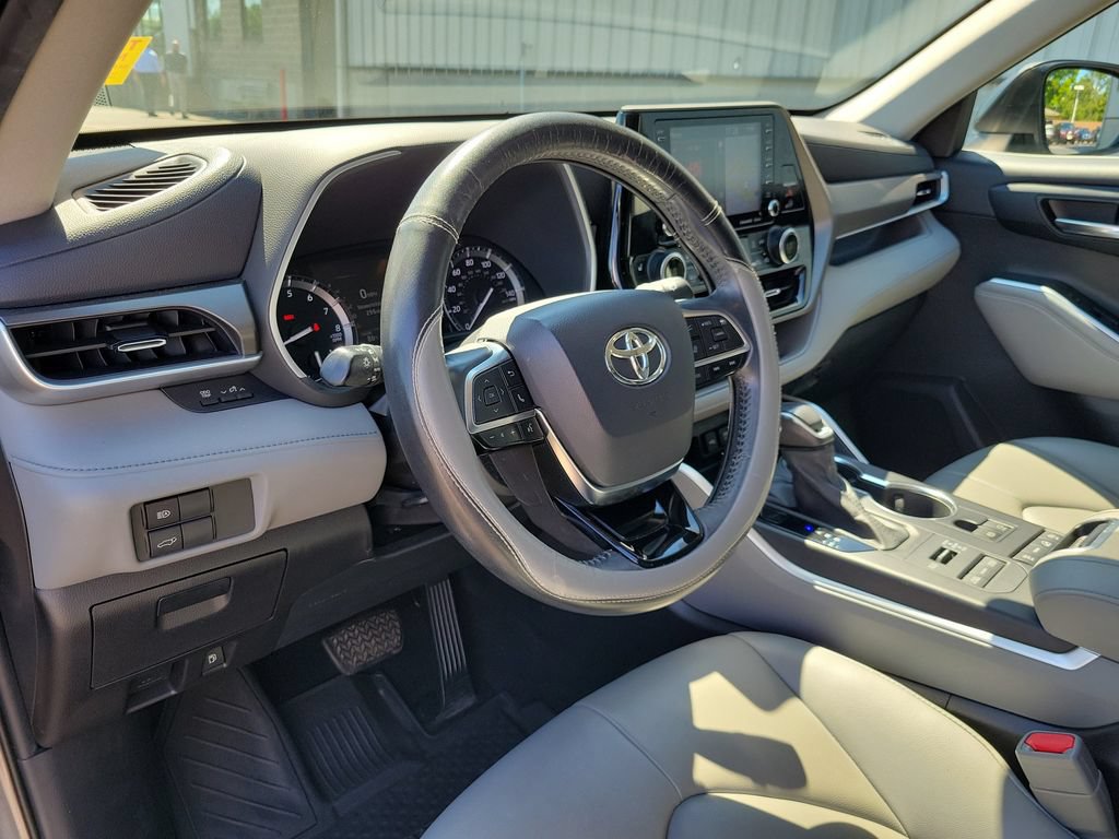 Used 2020 Toyota Highlander XLE AWD/4WD image 23