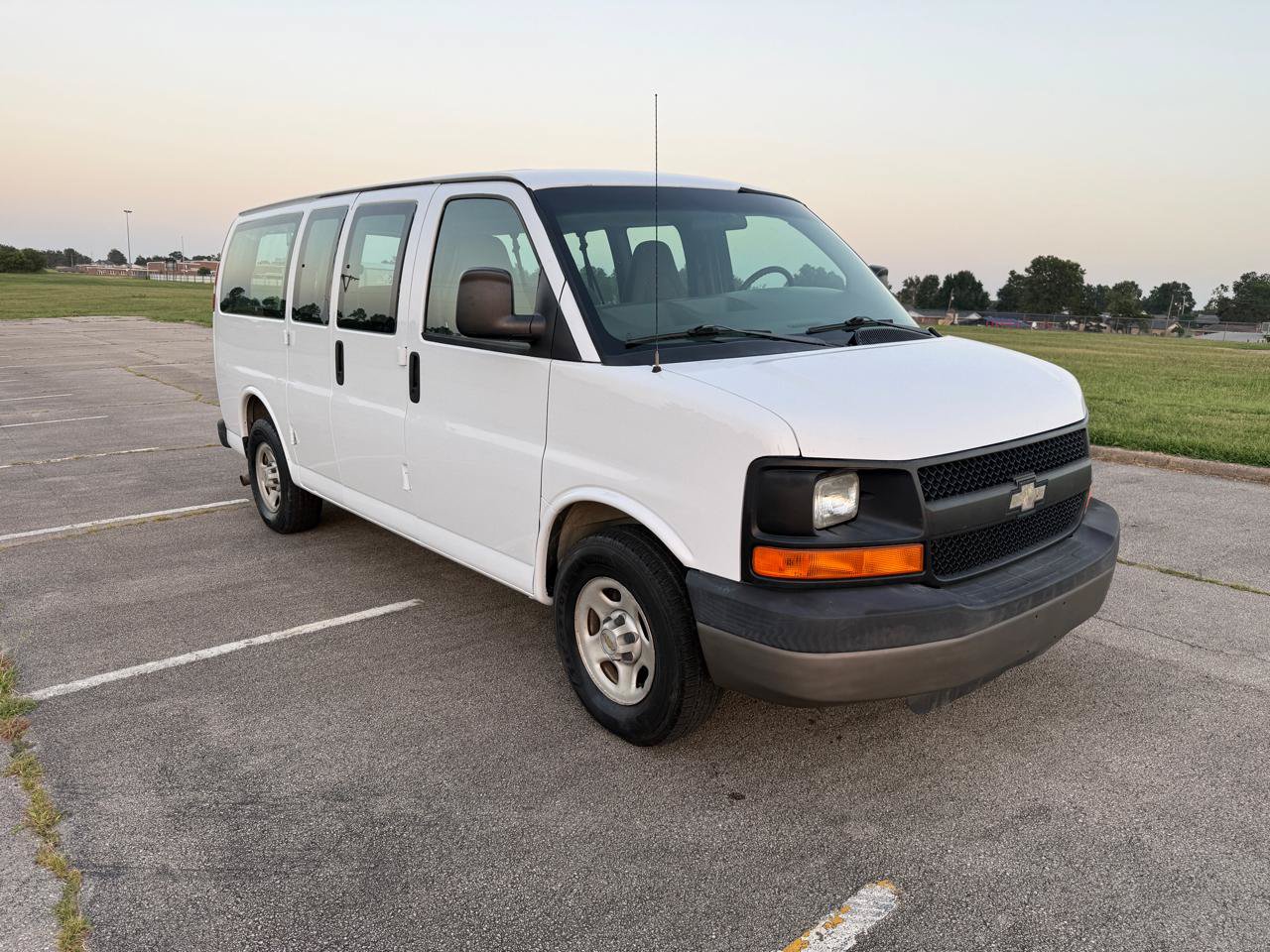 Used 2004 Chevrolet Express 1500 Passenger RWD image 2