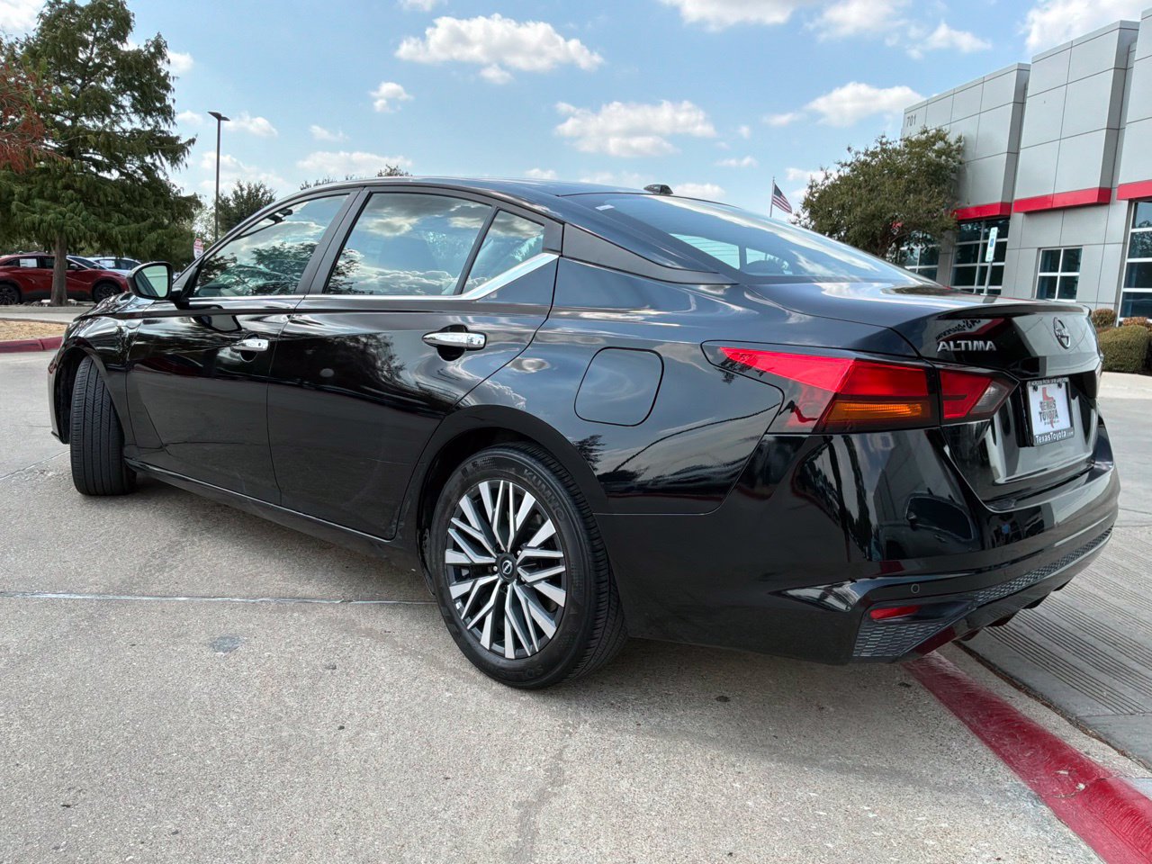 Used 2025 Nissan Altima 2.5 SV FWD image 8
