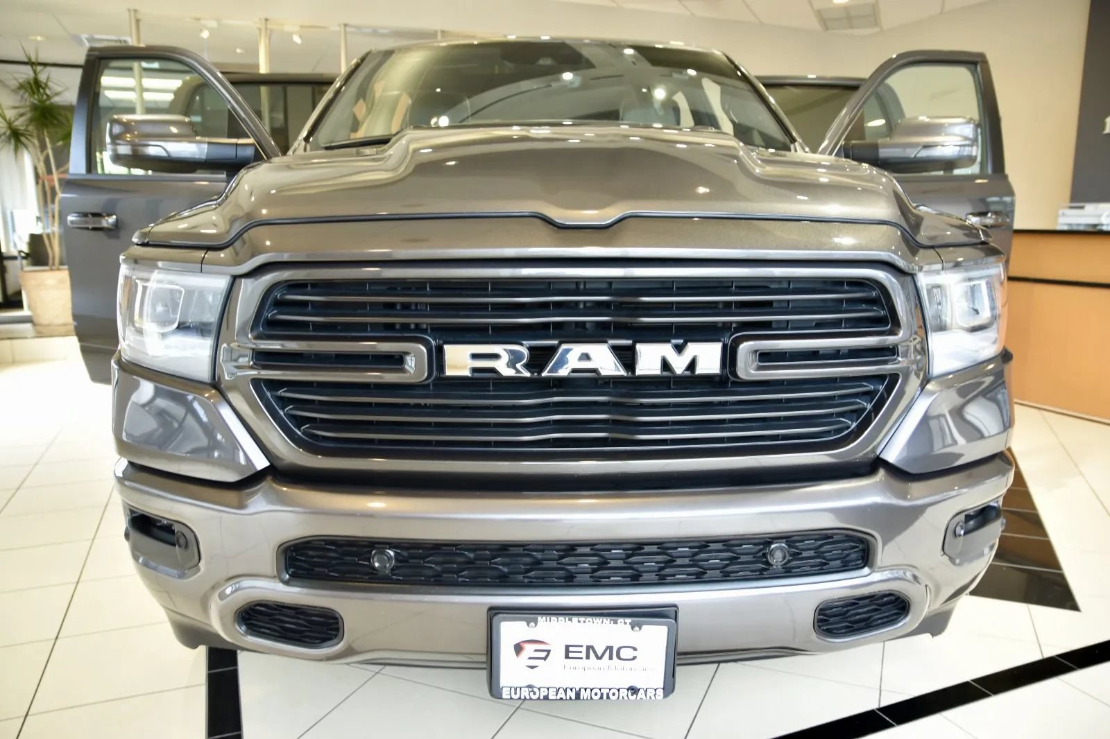 Used 2023 RAM 1500 Laramie AWD/4WD image 2