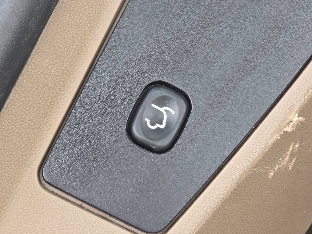 Used 2016 Chrysler Town & Country Touring FWD image 21