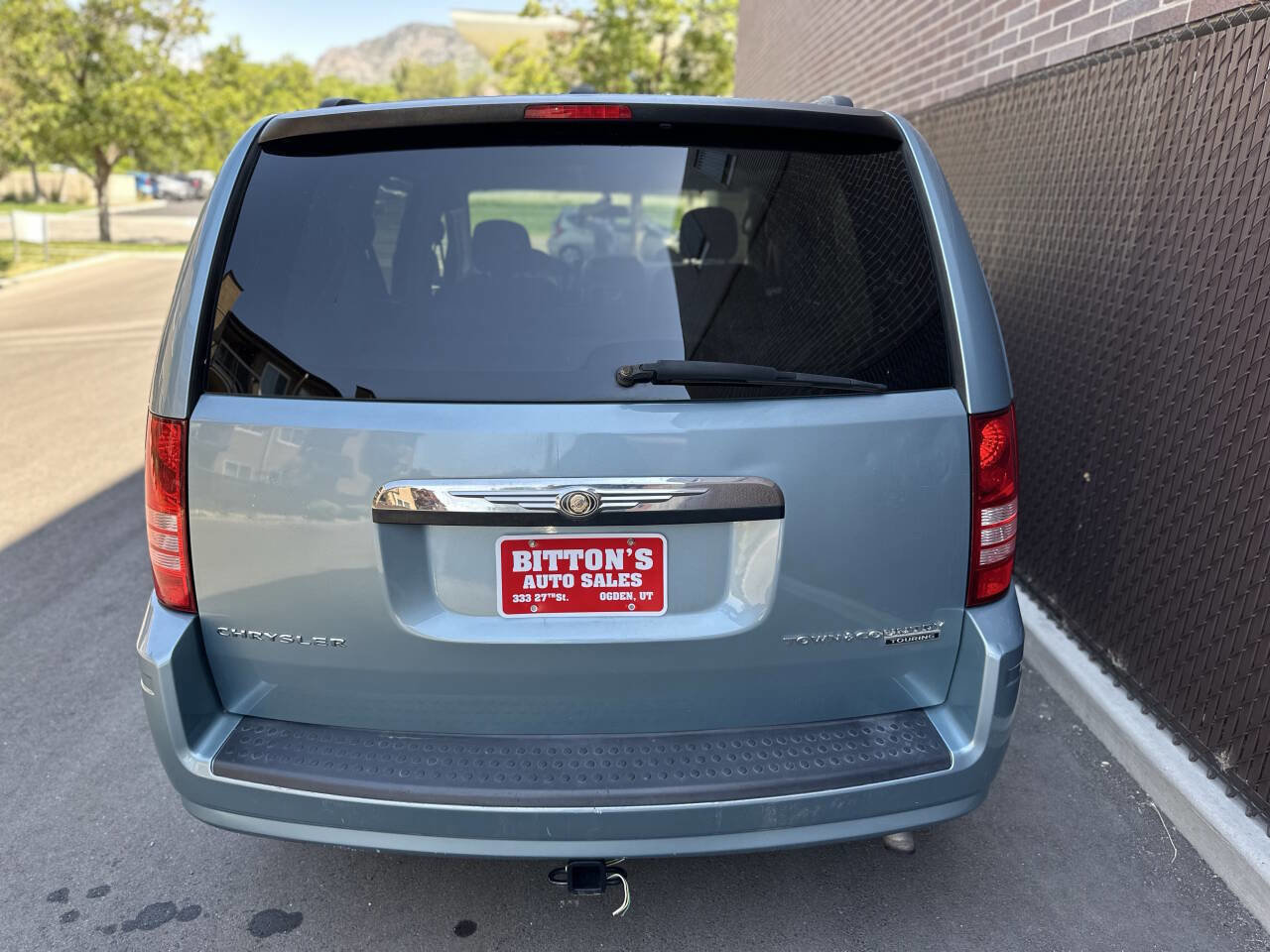 Used 2010 Chrysler Town & Country Touring image 5