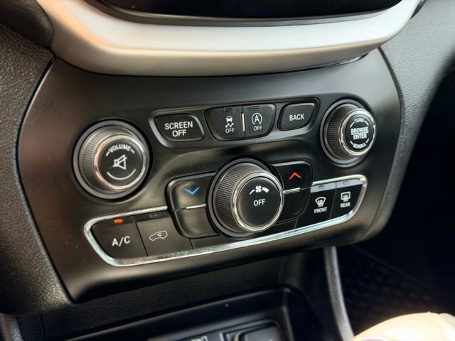 Used 2015 Jeep Cherokee Trailhawk w/ Safetytec Group AWD/4WD image 13