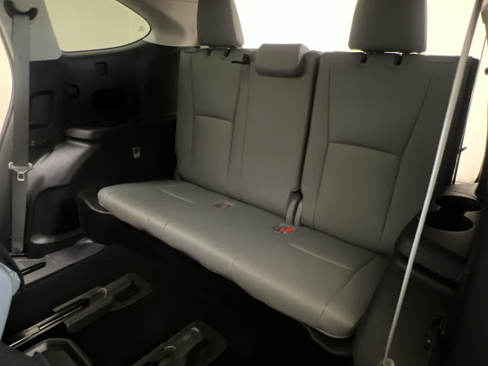 Used 2022 Toyota Highlander XLE AWD/4WD image 25