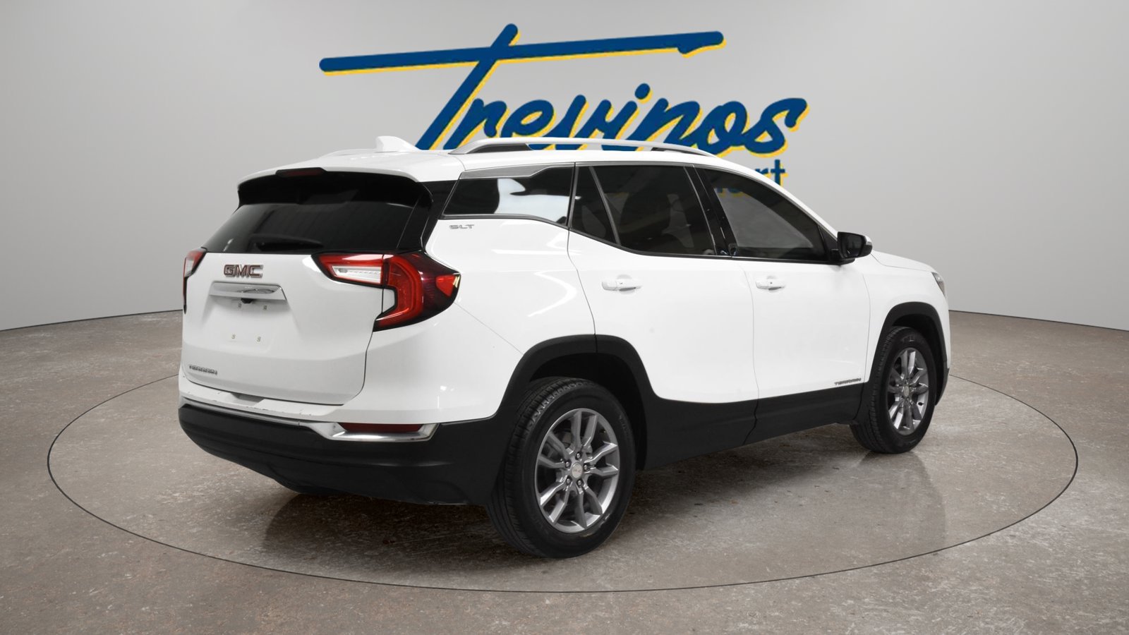 Used 2023 GMC Terrain SLT FWD image 2