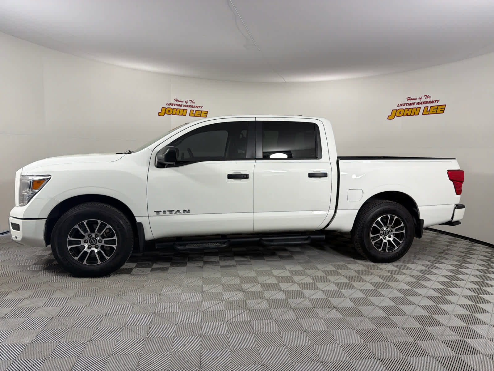 Used 2023 Nissan Titan SV w/ SV Convenience Package image 2