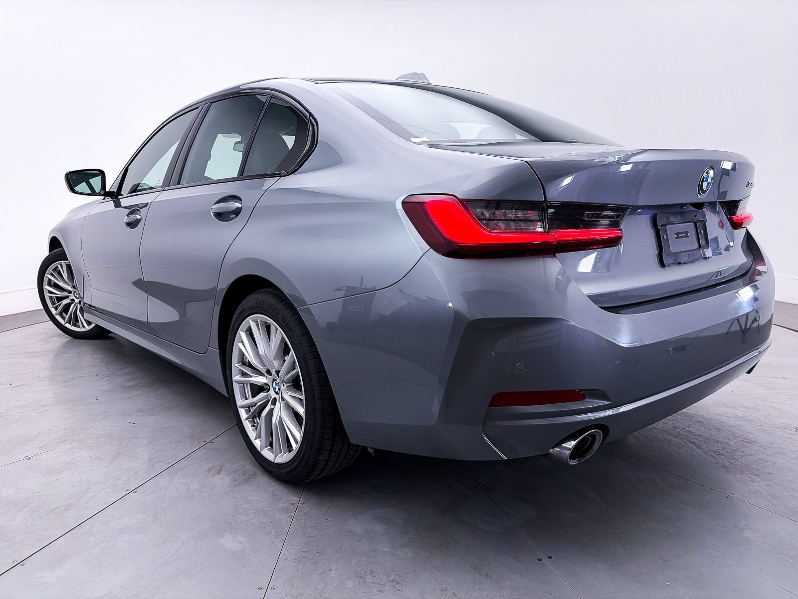 Used 2023 BMW 330i Sedan RWD image 2