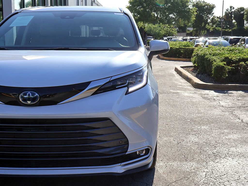 Used 2023 Toyota Sienna Limited FWD image 17