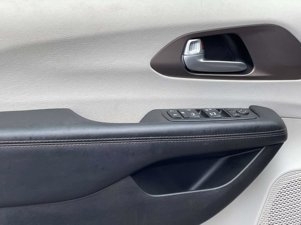 Certified 2017 Chrysler Pacifica Touring-L FWD image 23