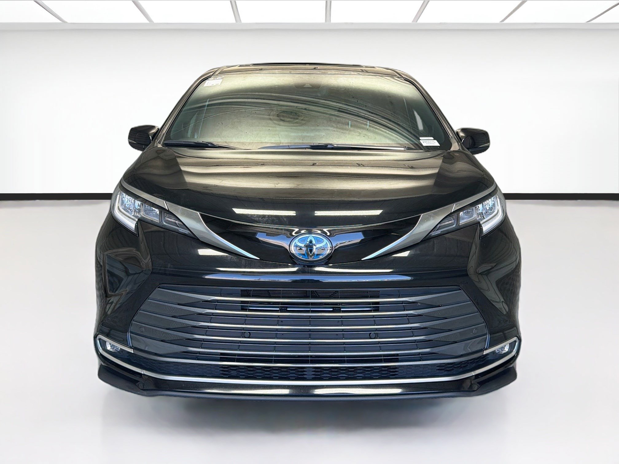 Used 2025 Toyota Sienna Limited FWD image 2