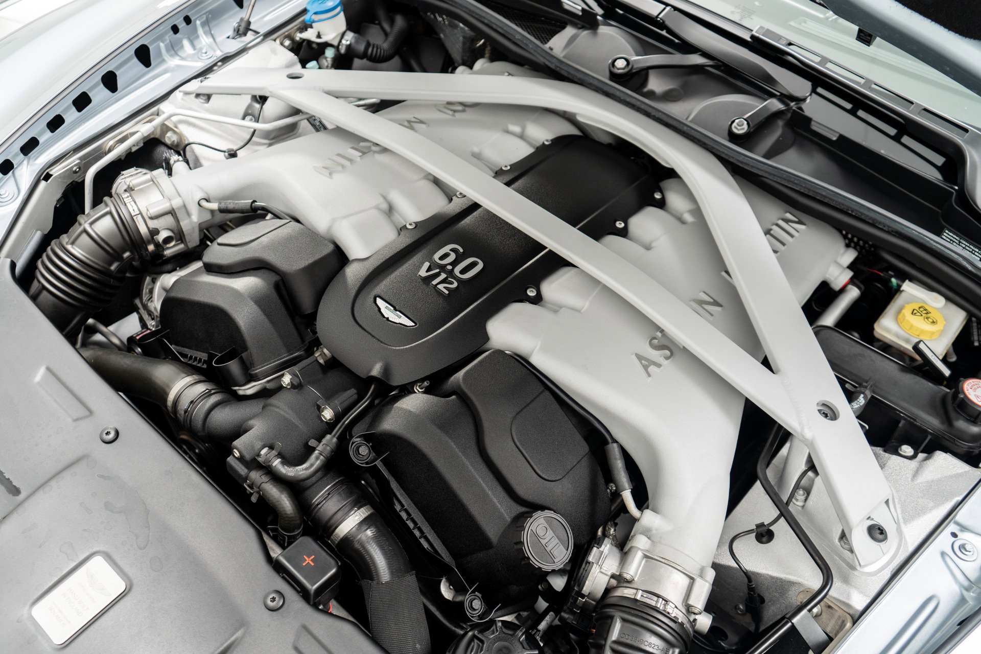 Used 2014 Aston Martin DB9 Volante image 39