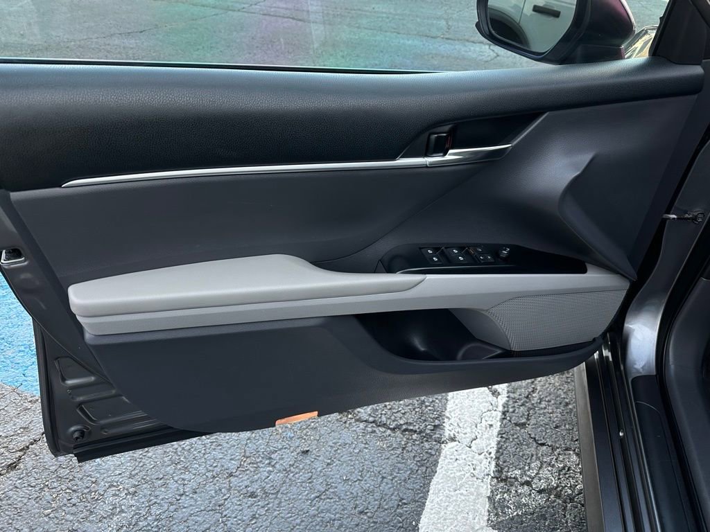 Used 2018 Toyota Camry L image 11