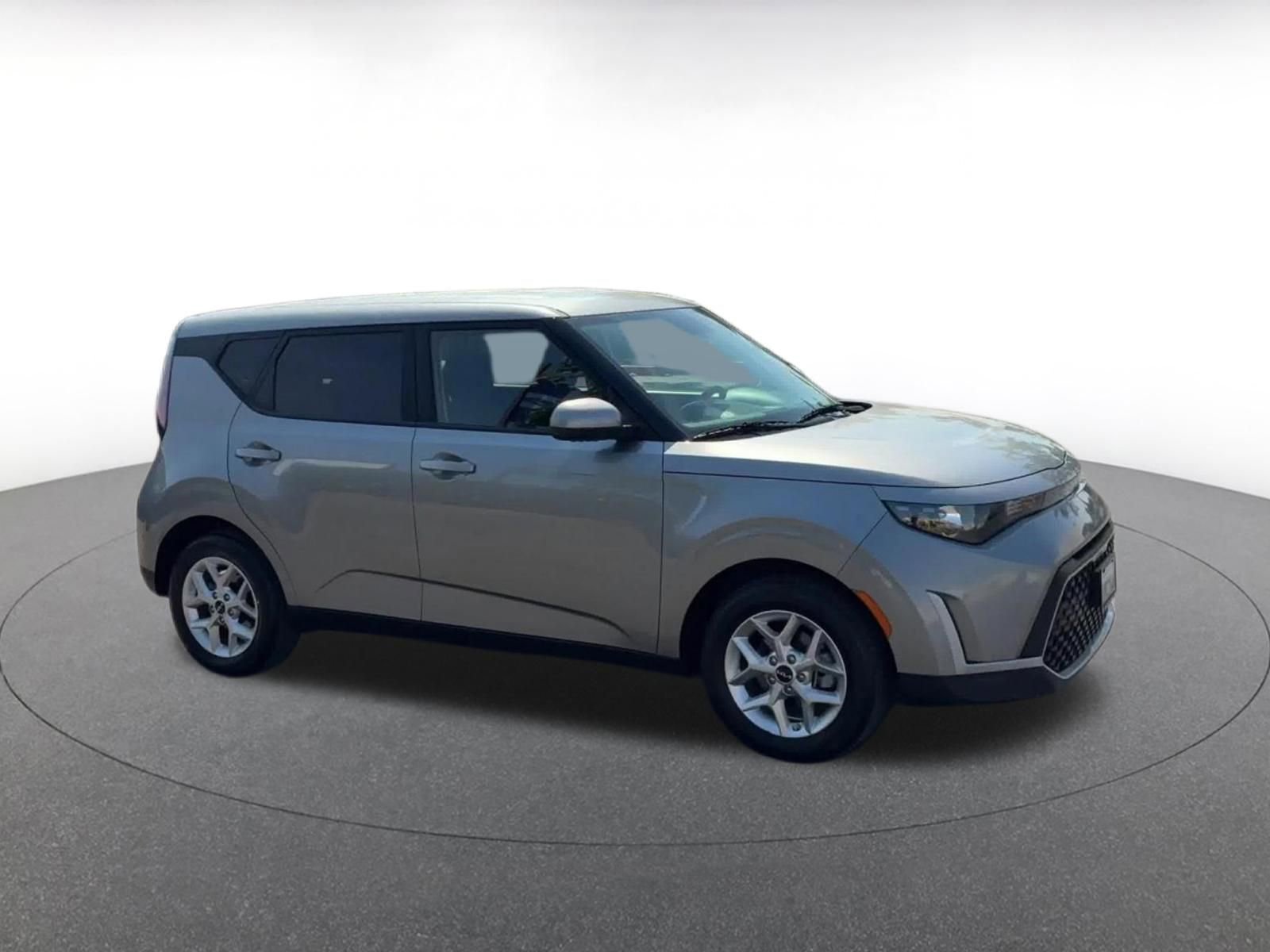 Used 2025 Kia Soul LX w/ LX Technology Package image 2