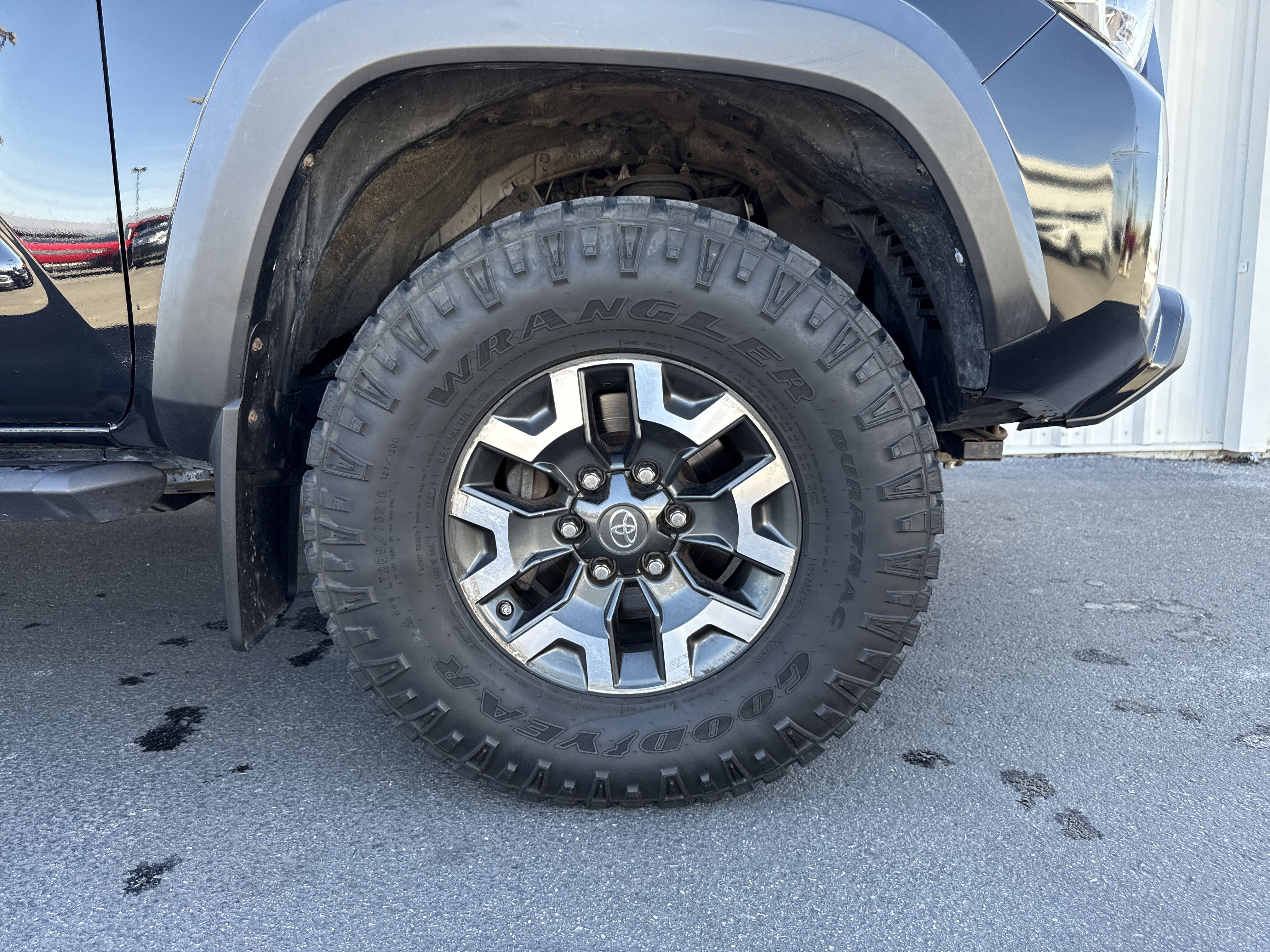 Used 2017 Toyota Tacoma TRD Off-Road w/ Tow Package (A/T) image 28