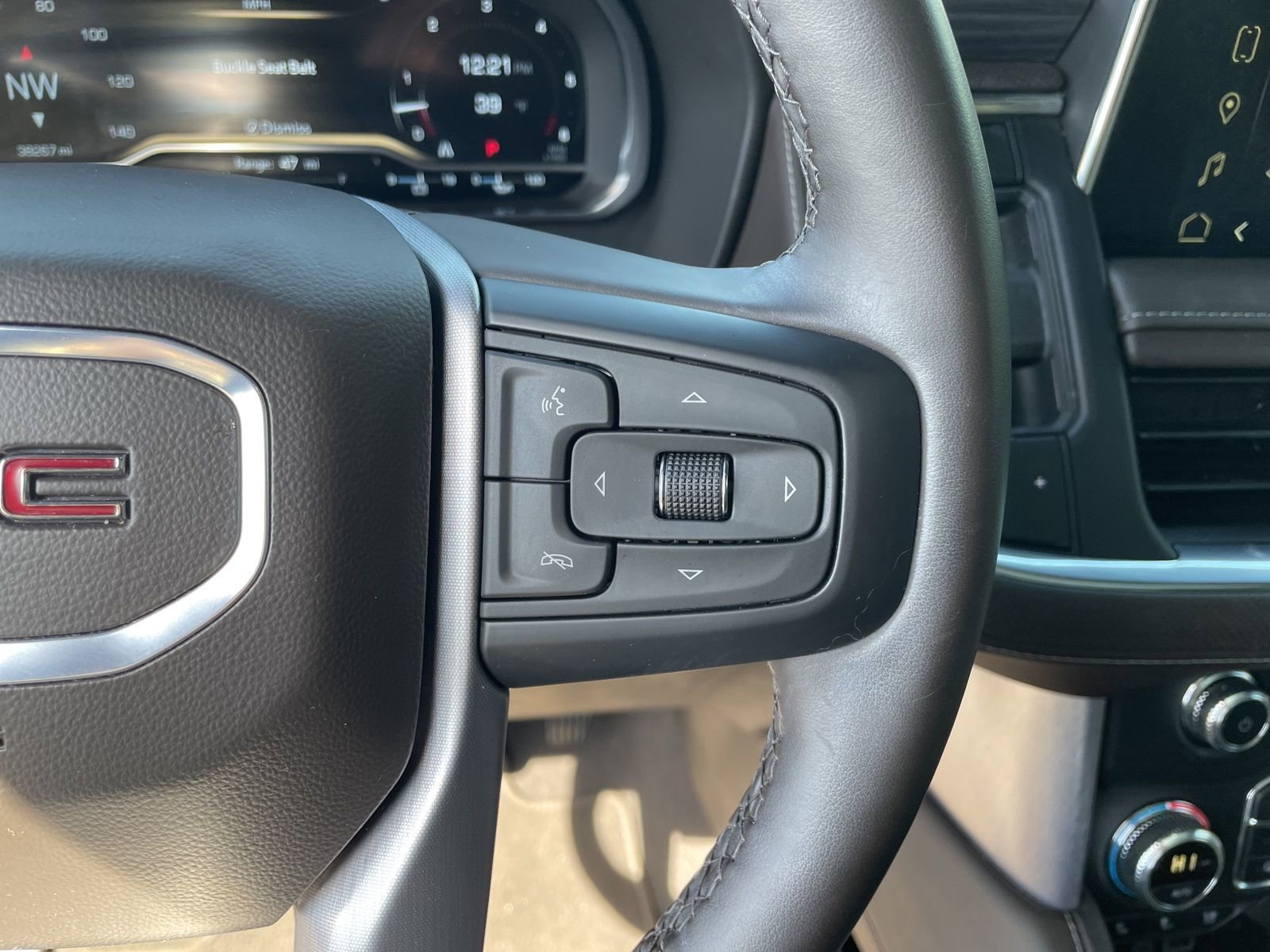 Used 2024 GMC Yukon SLT w/ SLT Luxury Package image 18