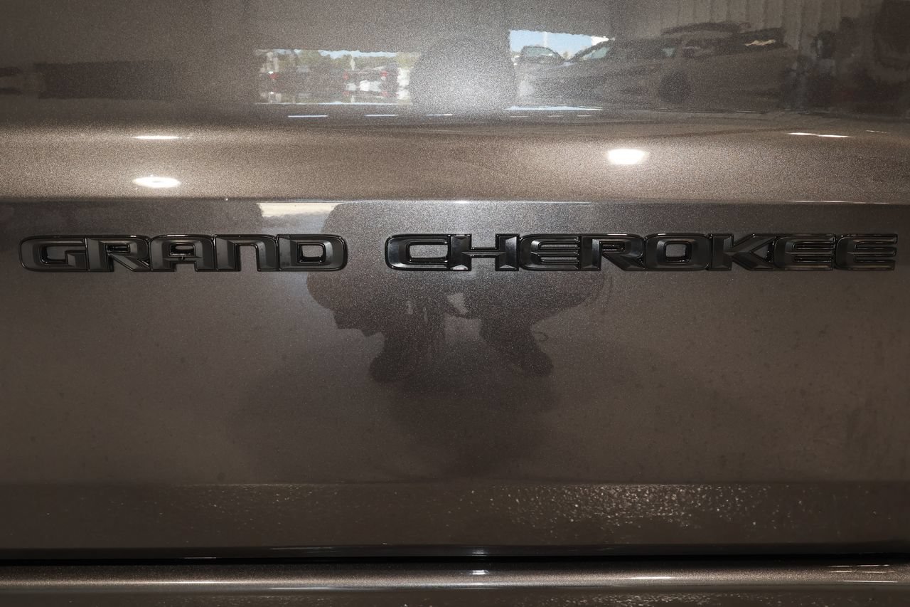 Used 2021 Jeep Grand Cherokee Laredo X RWD image 21