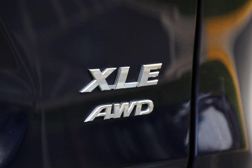 Used 2019 Toyota RAV4 XLE Premium w/ Cold Weather Package AWD/4WD image 9