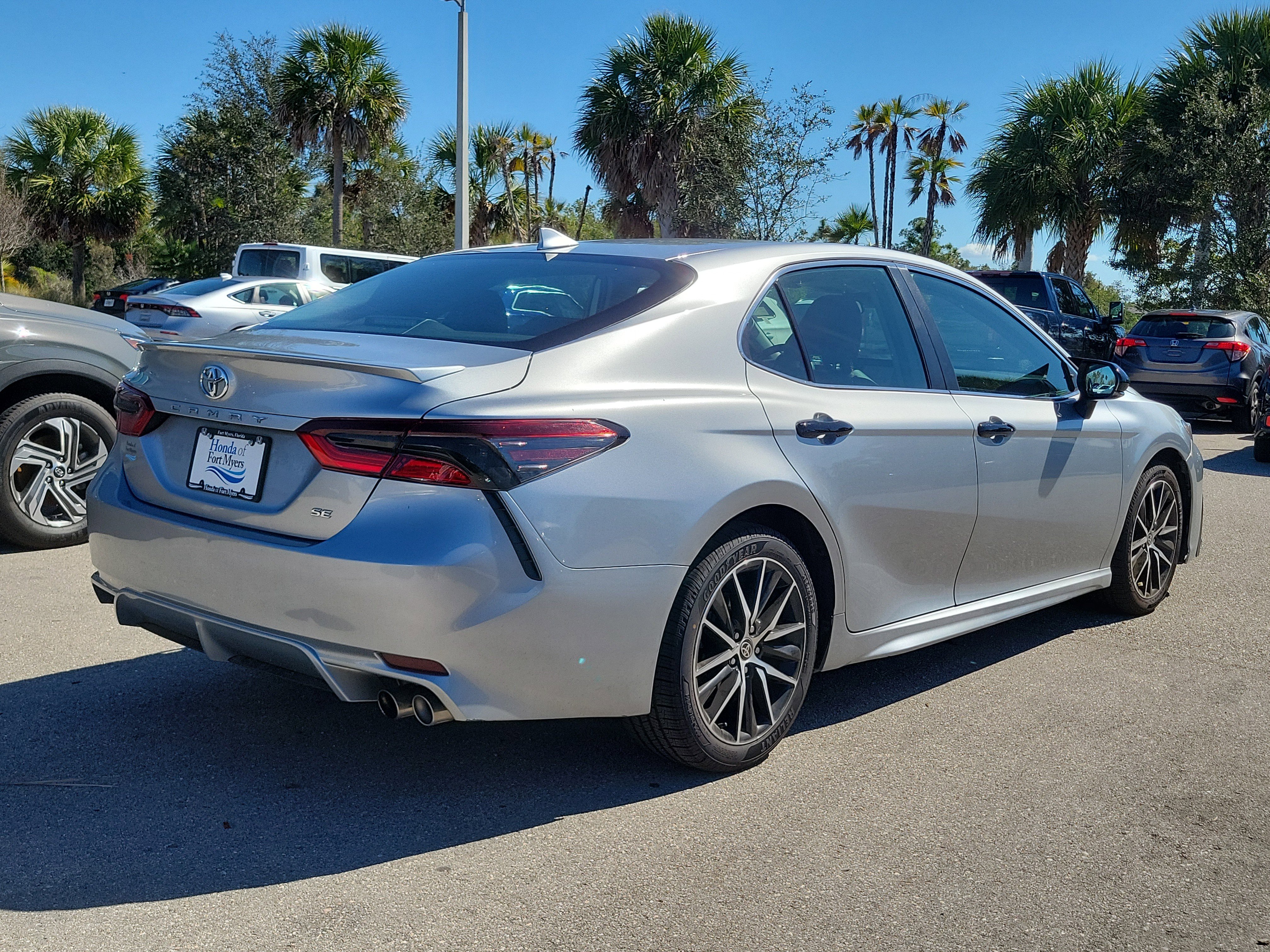 Used 2023 Toyota Camry SE image 4