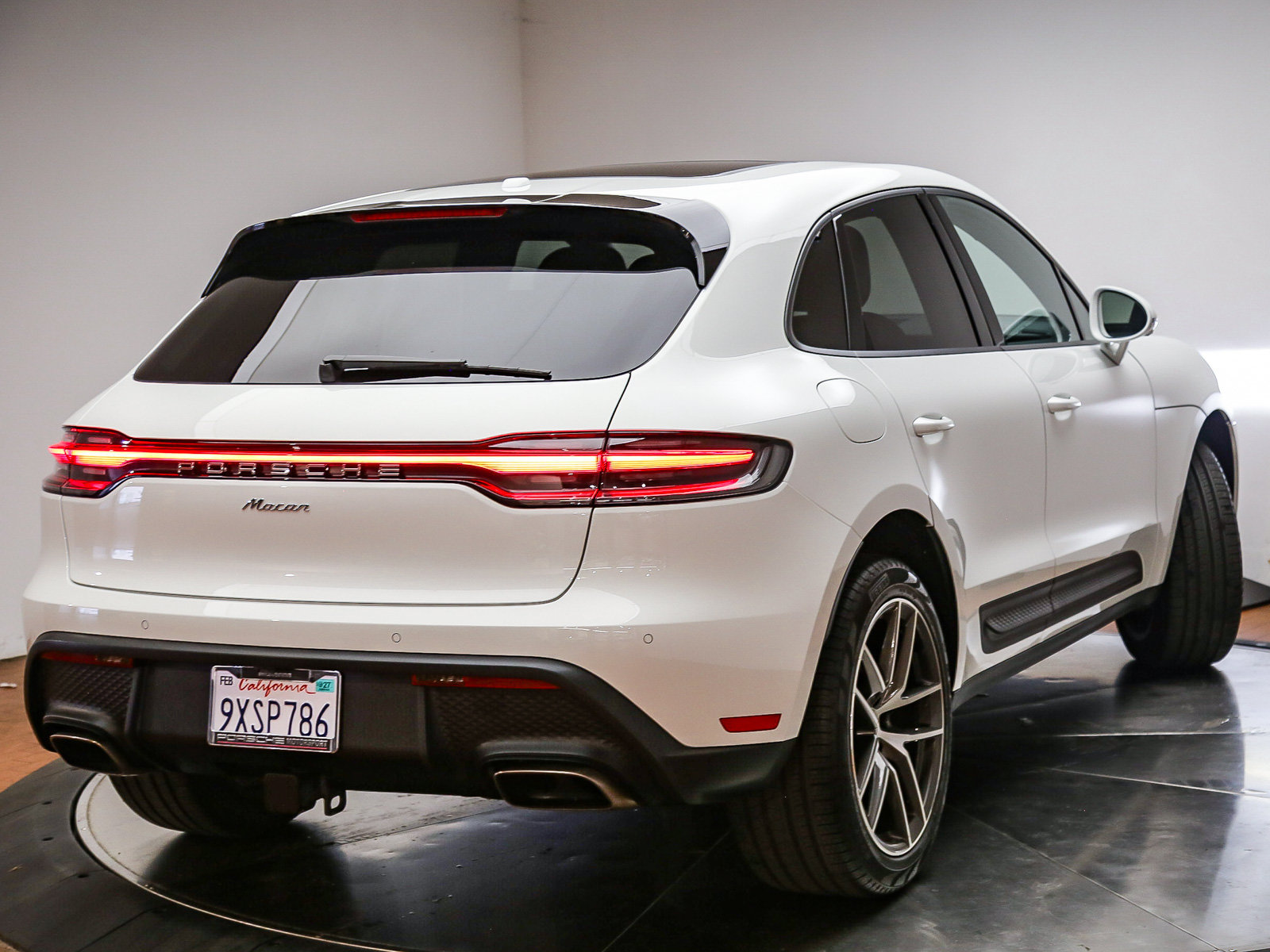 Certified 2026 Porsche Macan AWD/4WD image 8