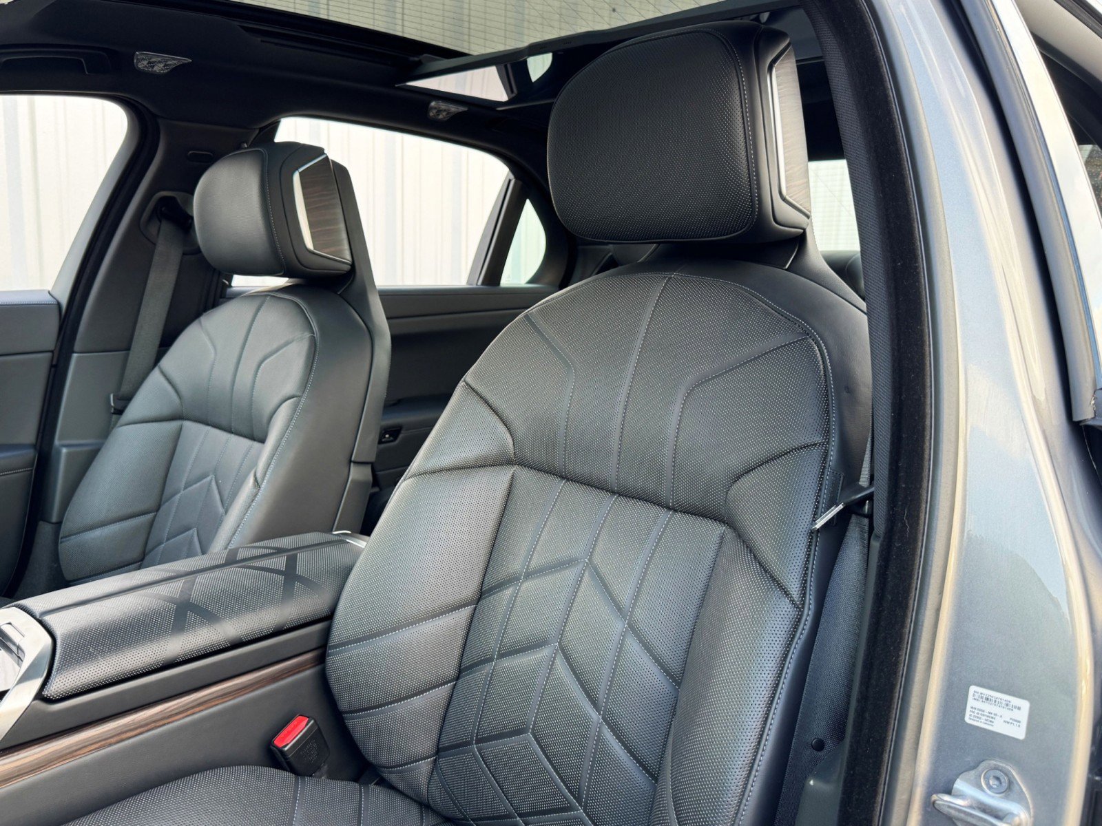 Used 2023 BMW i7 xDrive60 image 45