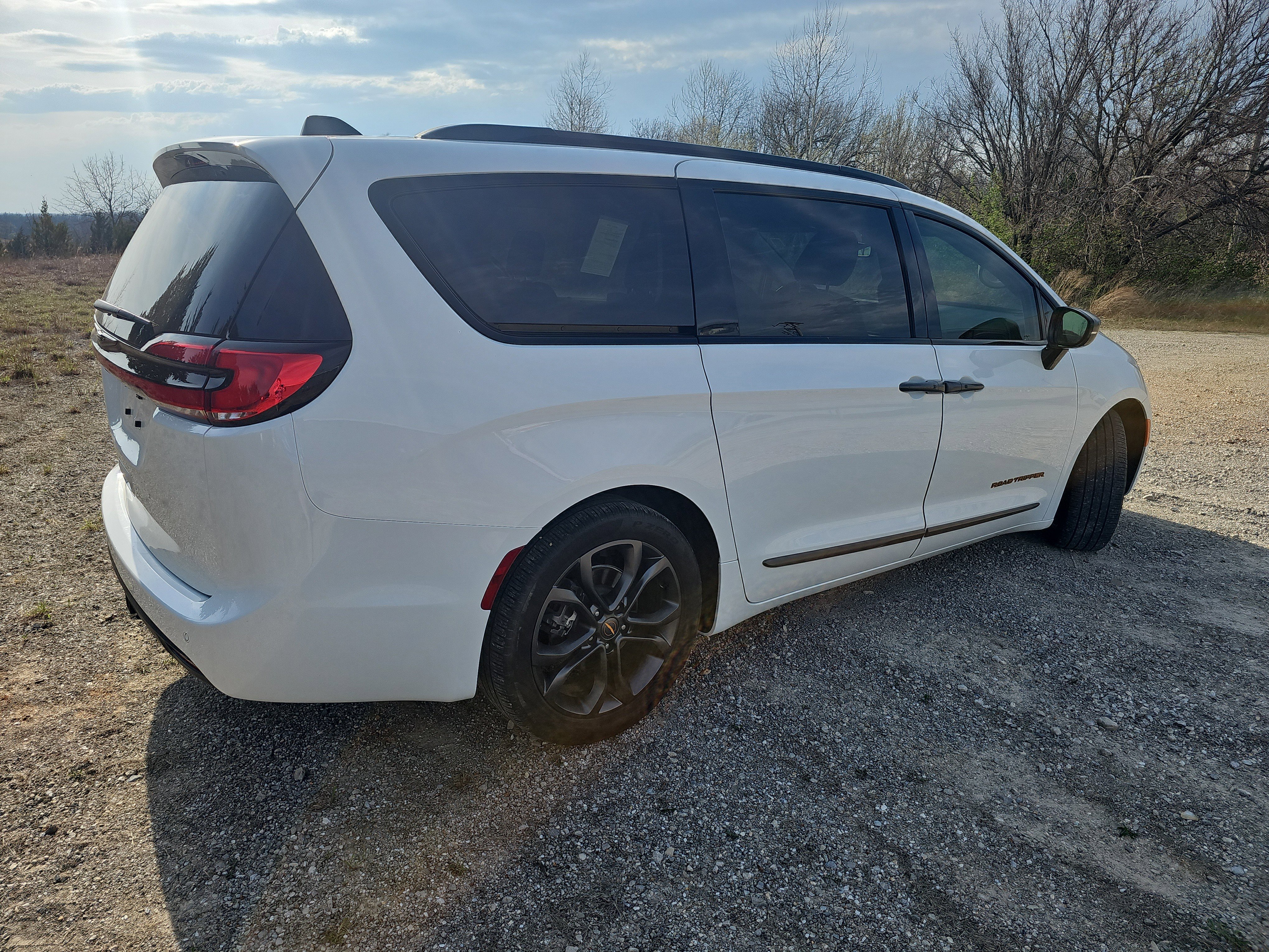 Used 2024 Chrysler Pacifica Touring-L w/ Road Tripper Package image 3