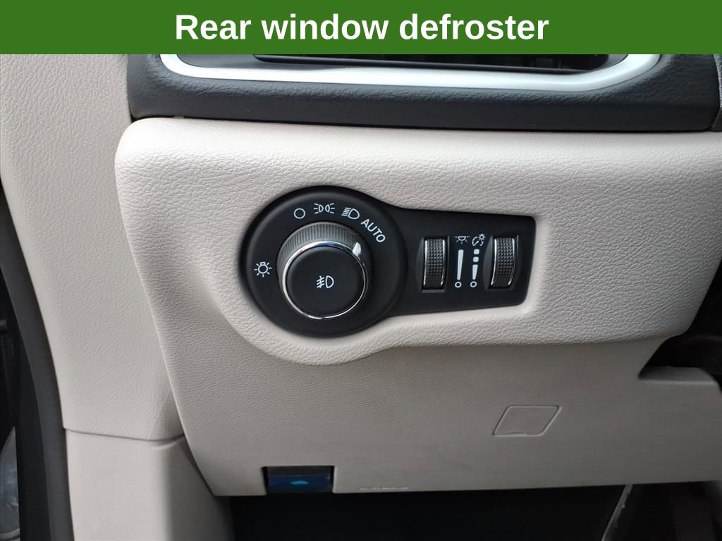 Used 2023 Chrysler Pacifica Touring-L FWD image 24