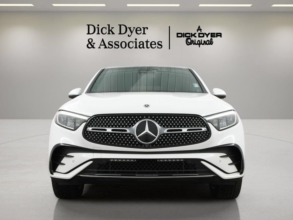 Used 2025 Mercedes-Benz GLC 300 4MATIC image 4