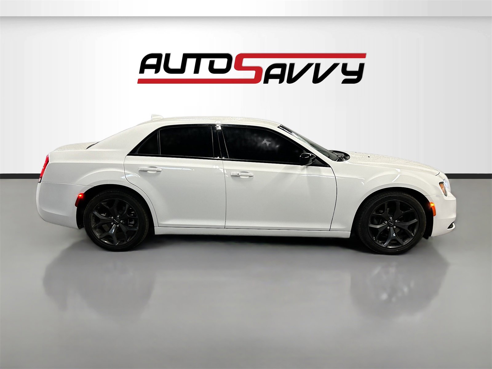 Used 2022 Chrysler 300 Touring w/ Sport Appearance Package image 8