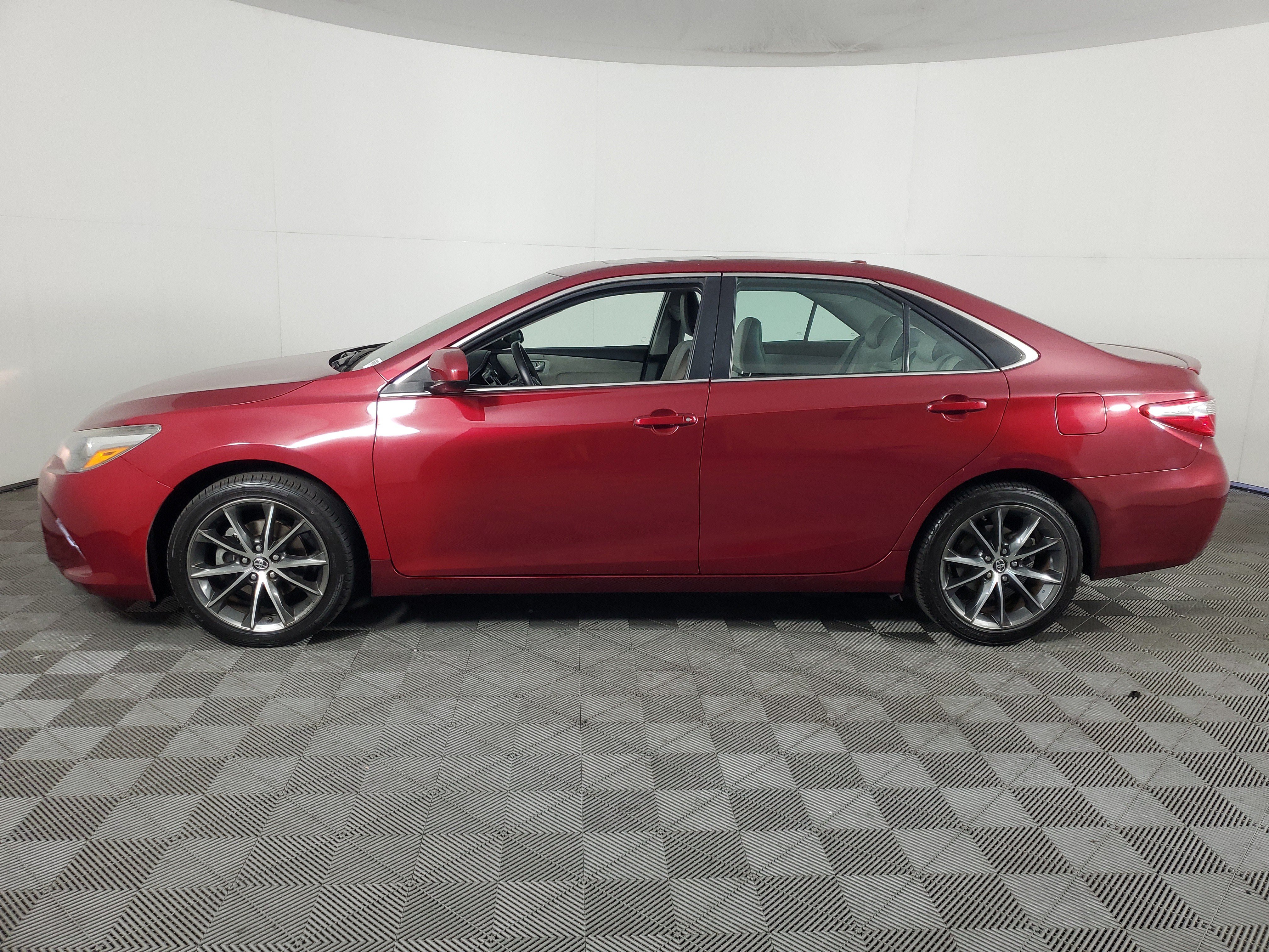 Used 2017 Toyota Camry XSE w/ Moonroof Package FWD image 7