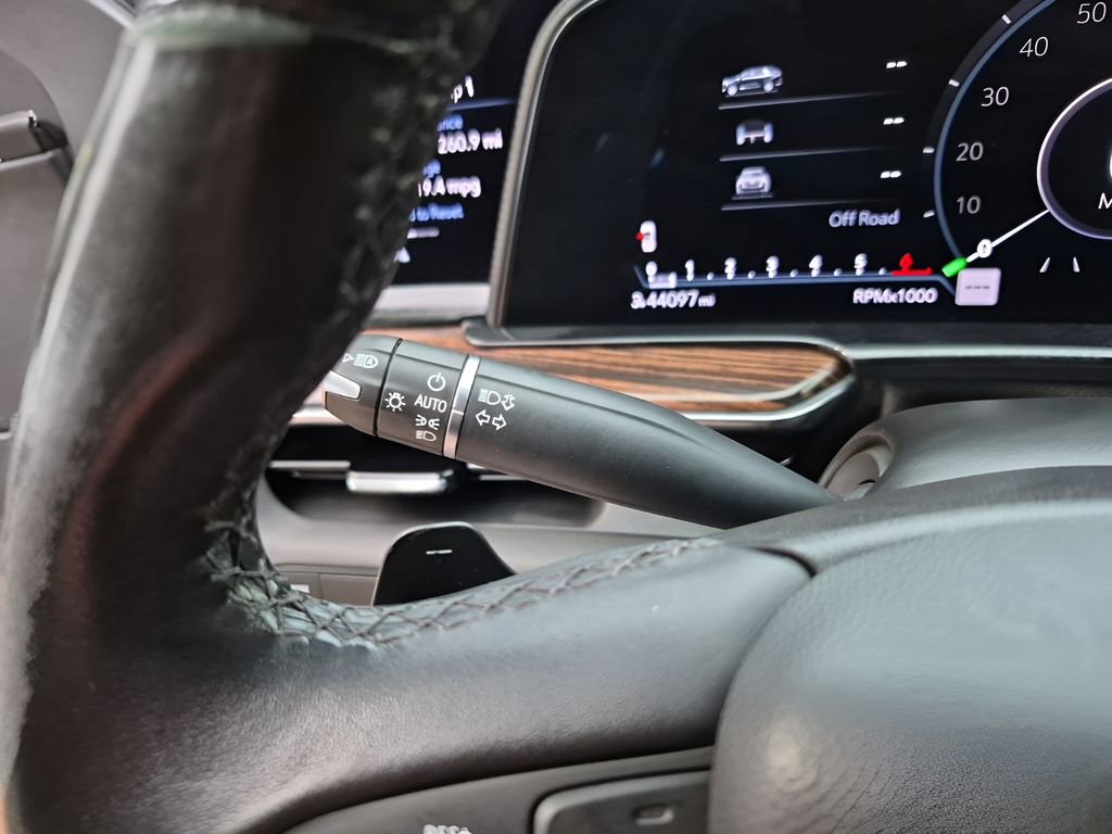 Used 2023 Cadillac Escalade ESV Luxury image 35