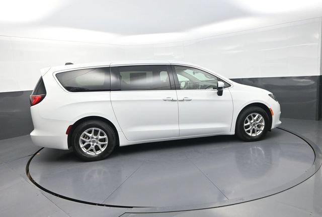 Used 2023 Chrysler Voyager LX FWD image 10