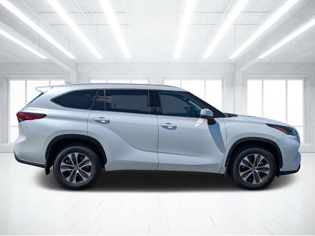 Used 2022 Toyota Highlander XLE AWD/4WD image 2