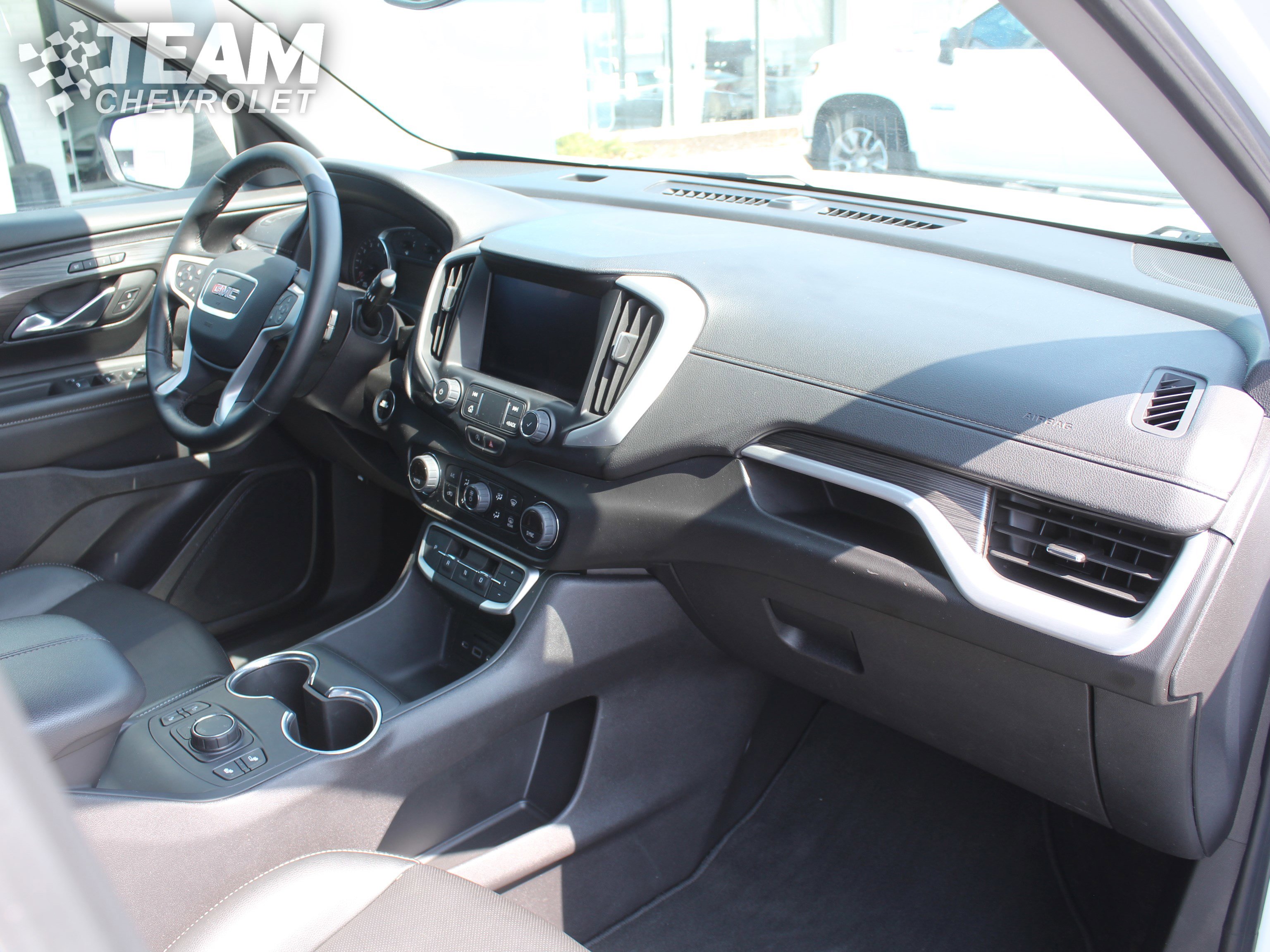 Used 2024 GMC Terrain SLT image 27