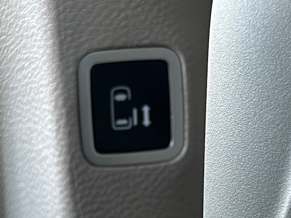 Used 2020 Chrysler Voyager Lxi FWD image 19