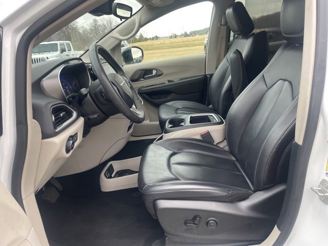 Used 2024 Chrysler Pacifica Touring-L image 8