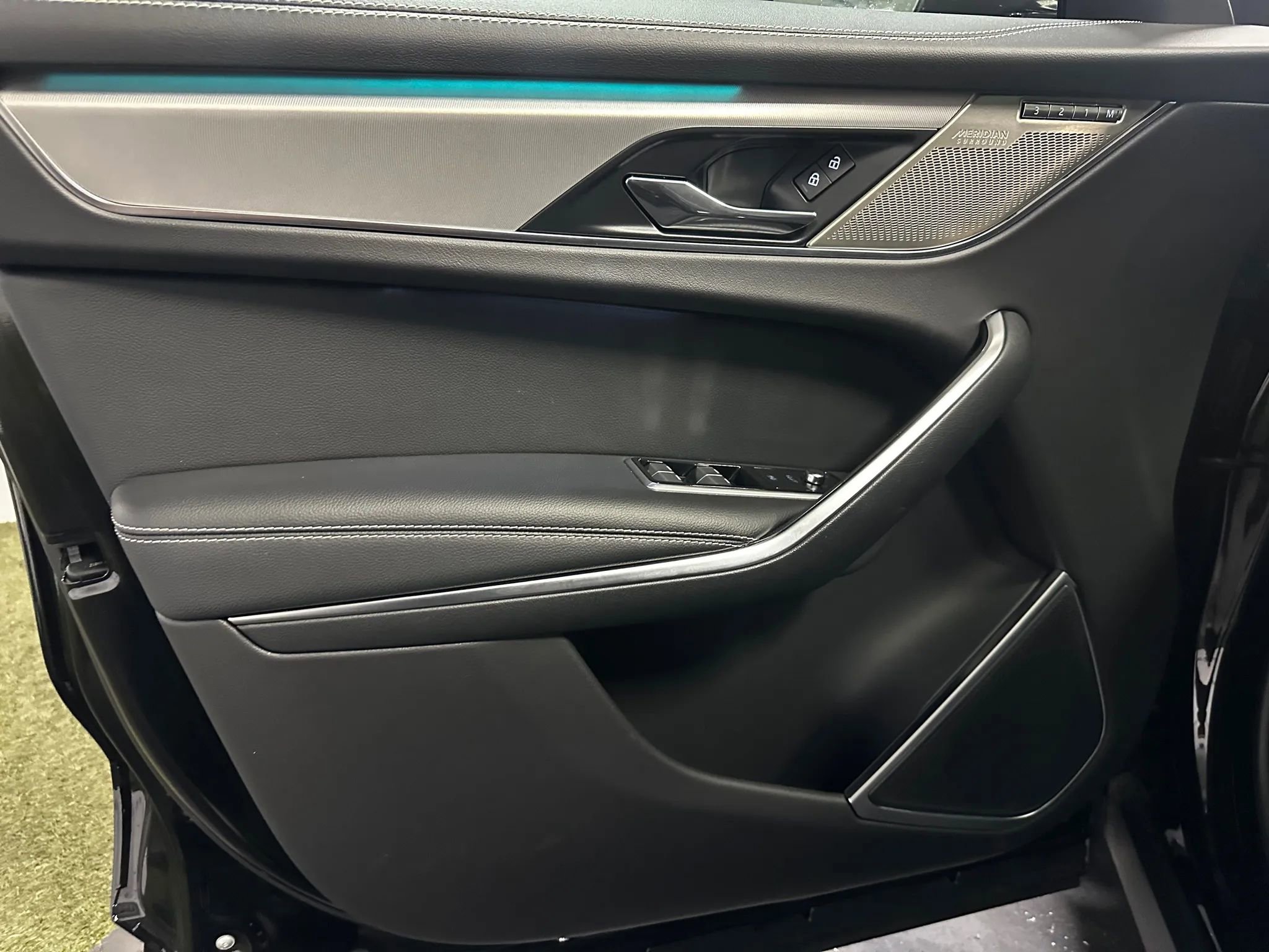 Used 2025 Jaguar F-PACE R-Dynamic S image 12