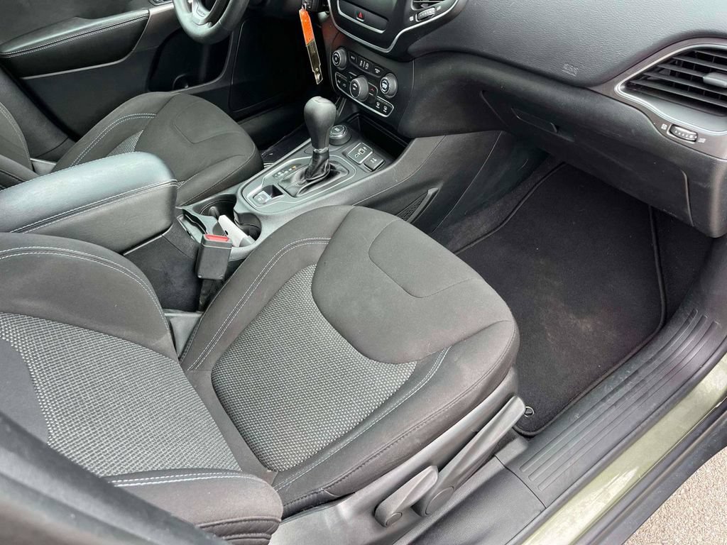 Used 2019 Jeep Cherokee Latitude w/ Popular Appearance Group AWD/4WD image 11