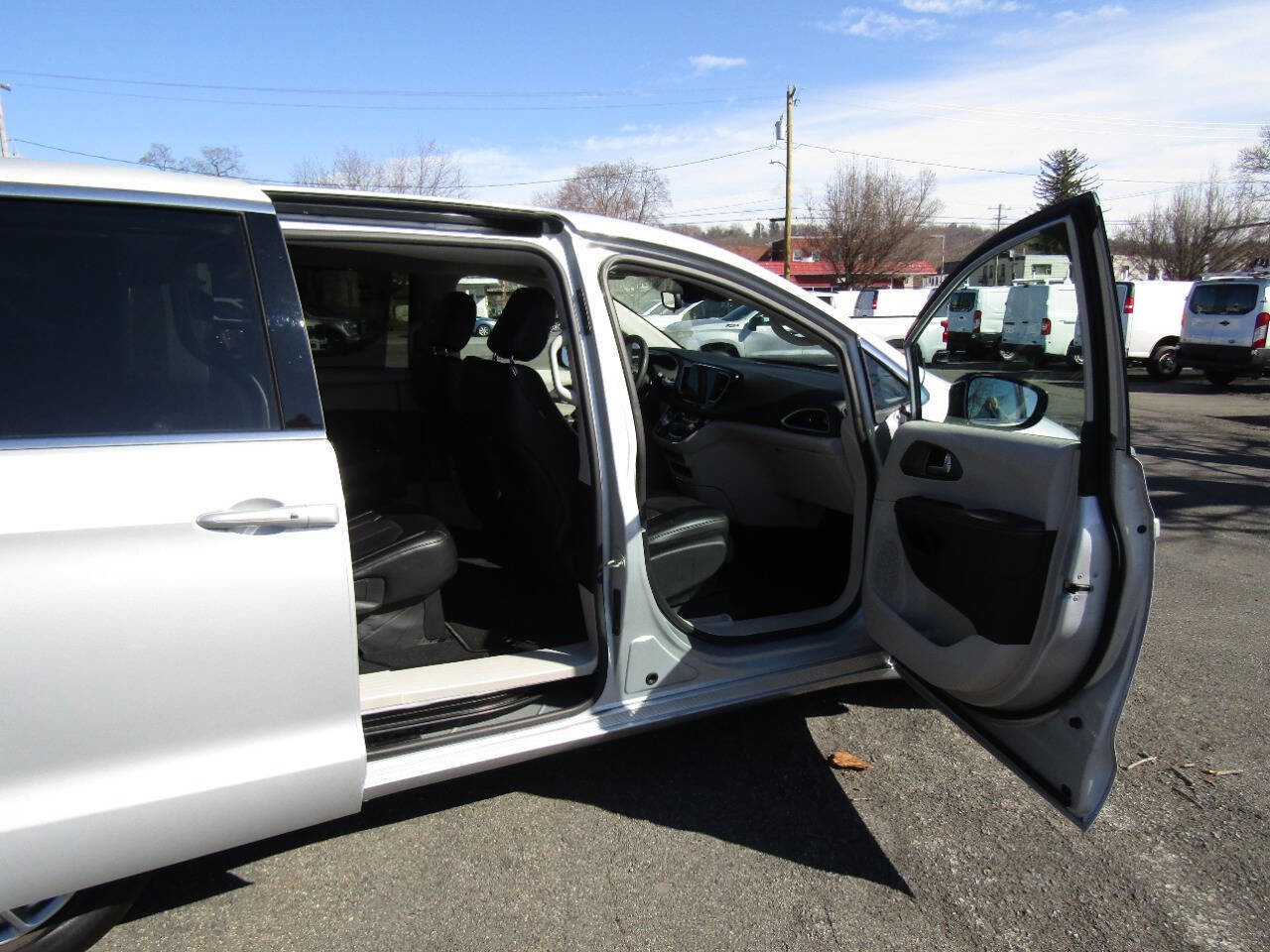 Used 2024 Chrysler Pacifica Touring-L image 30