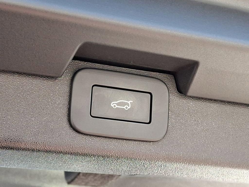 Used 2024 Land Rover Discovery S image 35