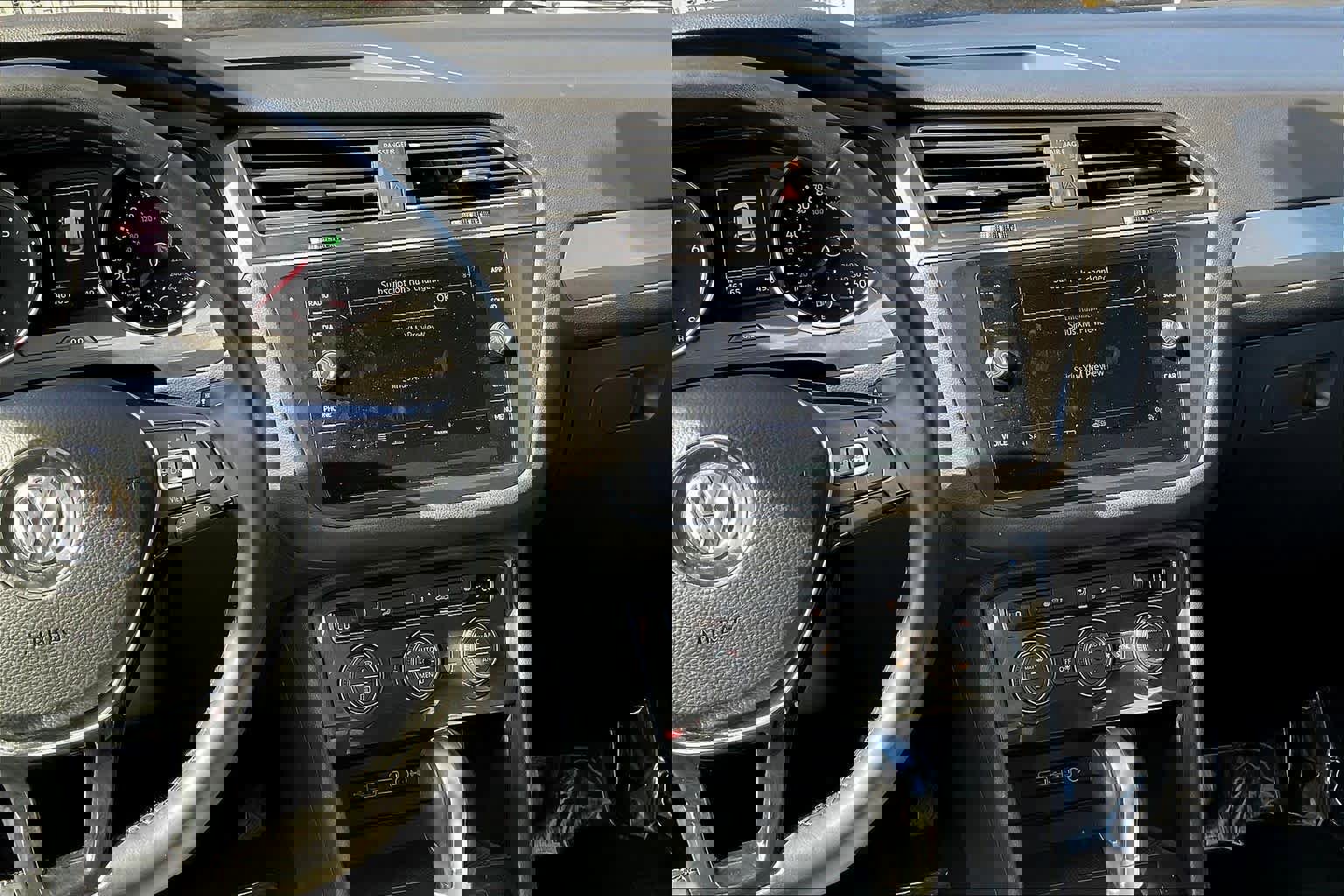 Used 2019 Volkswagen Tiguan SE w/ Panoramic Sunroof Package image 6