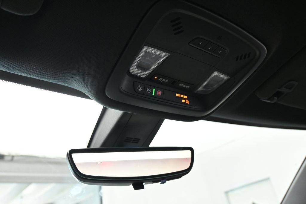 Used 2023 Chevrolet Traverse RS FWD image 30