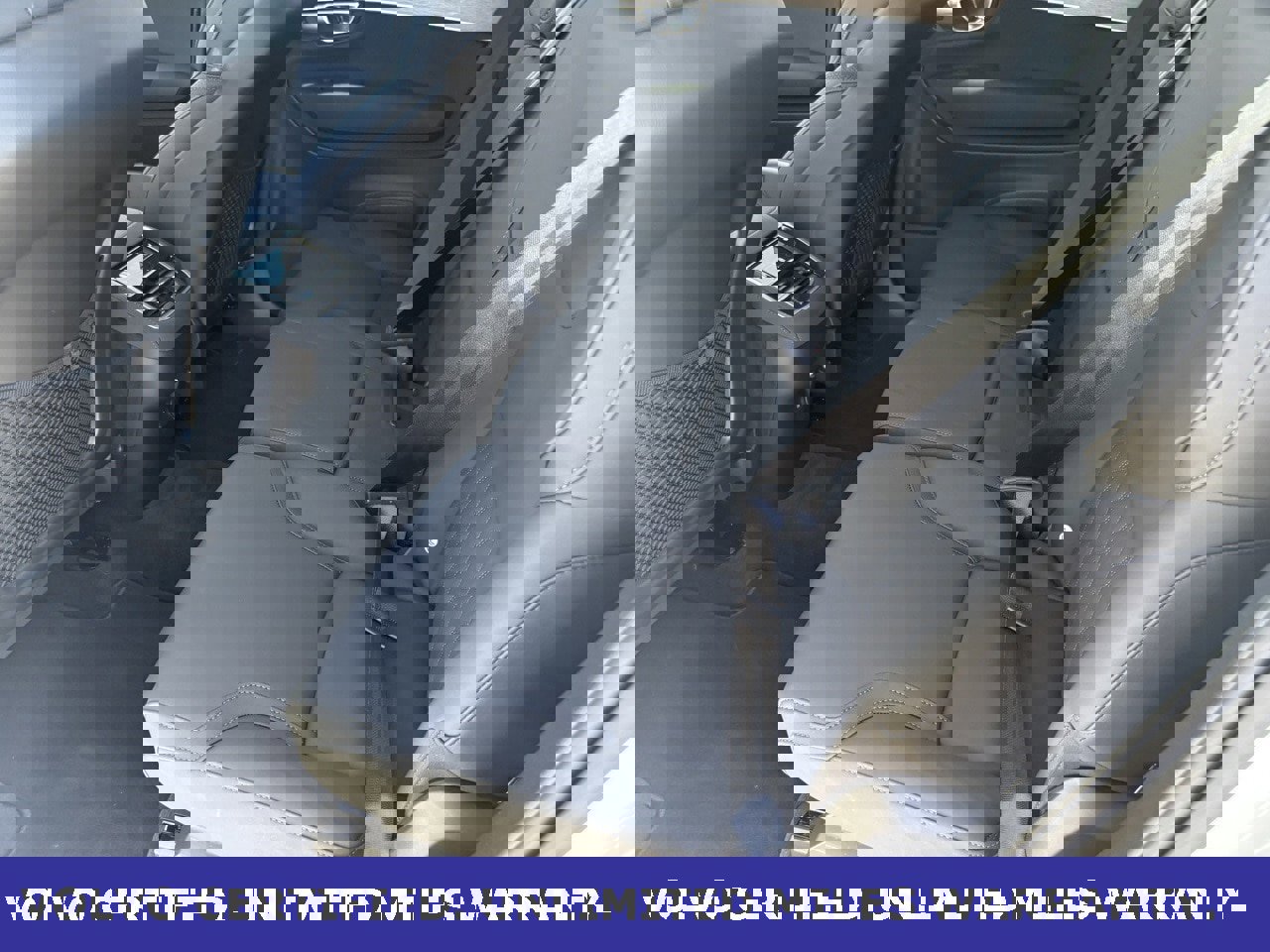 Certified 2025 Volvo XC90 B6 Plus image 32