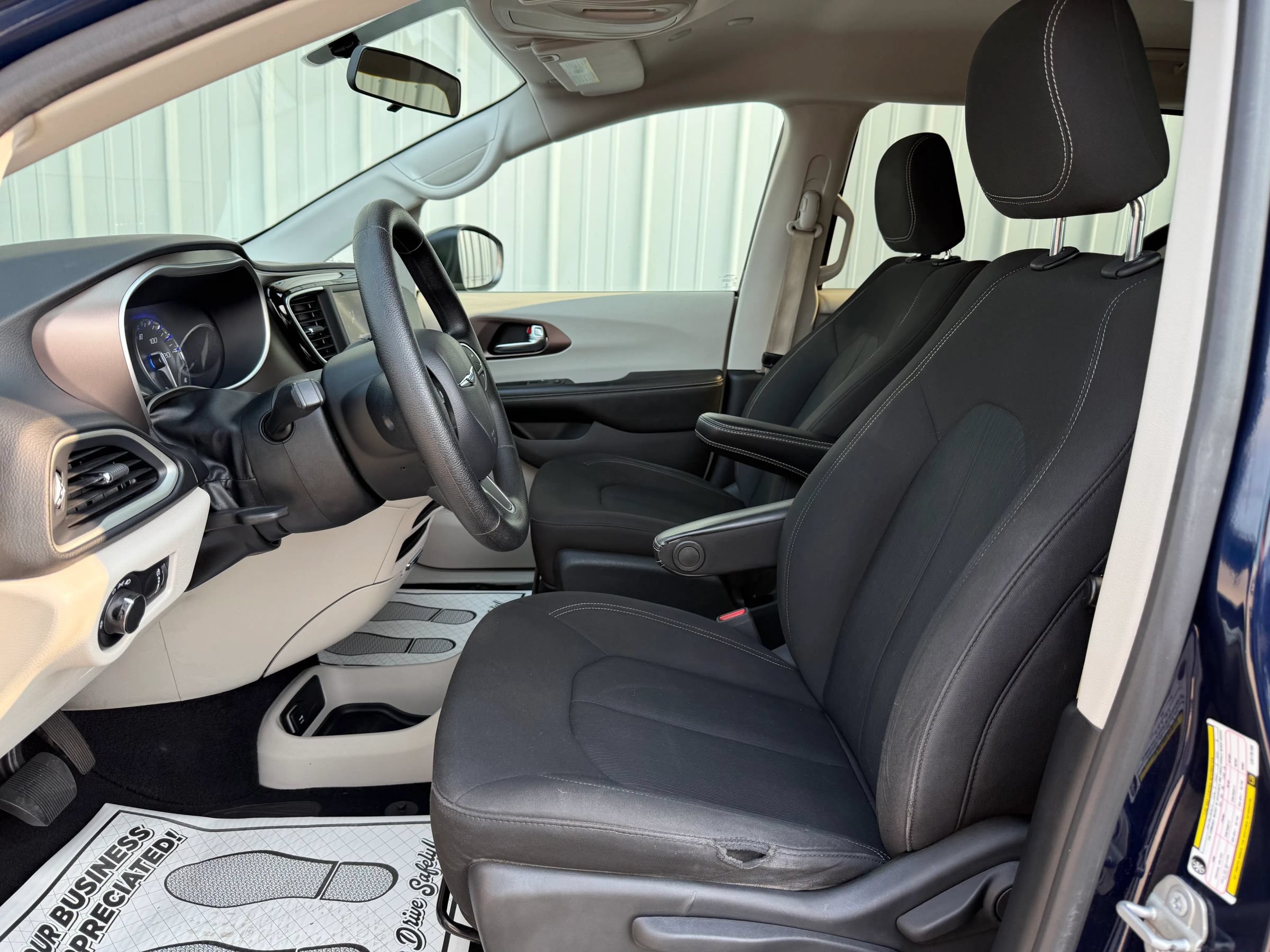 Used 2020 Chrysler Voyager L FWD image 28