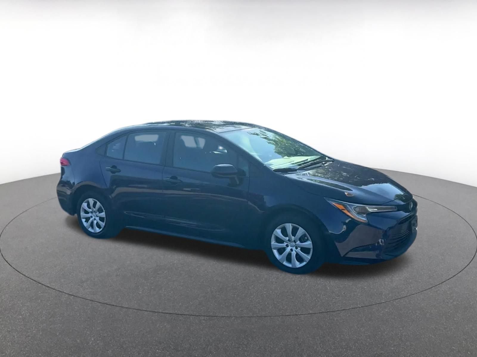 Used 2025 Toyota Corolla LE FWD image 2